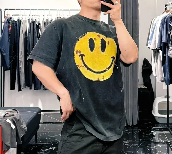 ❥8036#P140 Saint Mxxxxxx ✖️KLF New Old Smiley Face Made of double-yarn double-ply cotton batik fabric 290g, comfortable and breathable to wear. Stiff silhouette, full of street feel, loose fit. Craftsmanship: semi-water slurry printing + graffiti + spray coding, batik and wash. Size: (S-M-L-XL) Color: Washed black
